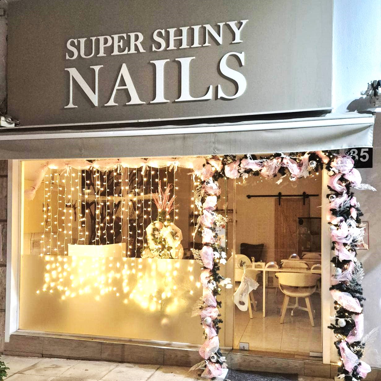 Εκεί μέσα κάτι ωραίο συμβαίνει! Δύο καταστήματα ομορφιάς κάνουν την πόλη… γιορτινή και όμορφη! 7