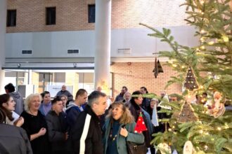 Τα παιδιά από το "Έρεισμα" στόλισαν το δέντρο στο Δημαρχείο 31