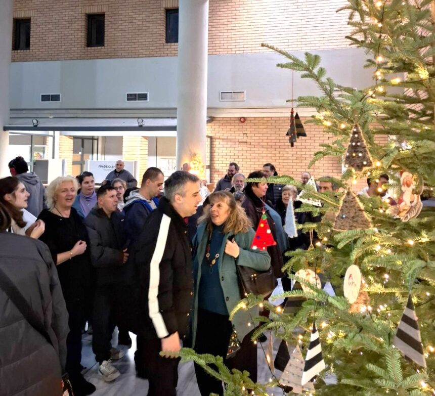 Τα παιδιά από το "Έρεισμα" στόλισαν το δέντρο στο Δημαρχείο 1