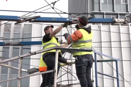 Ξηλώνεται το δίκτυο τρόλεϊ - Εν μέσω έντασης ξεκίνησαν οι εργασίες στον Πειραιά  7