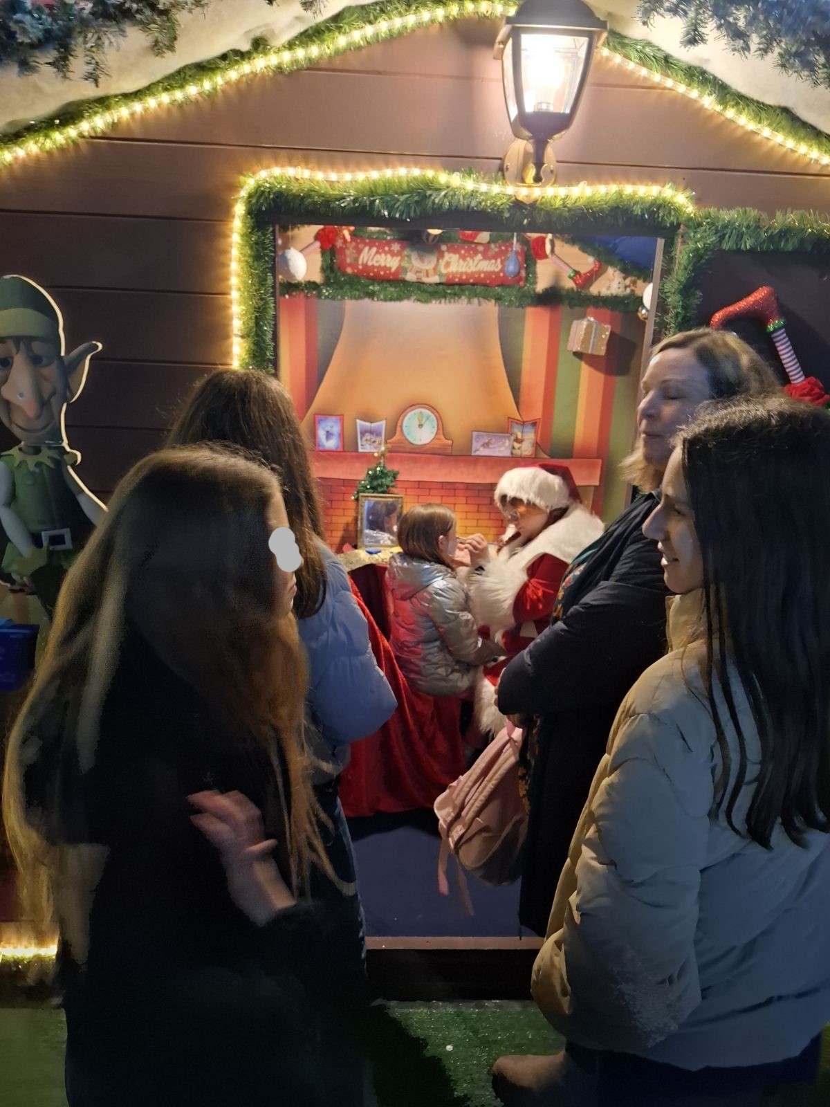 Άνοιξε το Χριστουγεννιάτικο Χωριό του Δήμου Χαϊδαρίου 4 Άνοιξε το Χριστουγεννιάτικο Χωριό του Δήμου Χαϊδαρίου 3