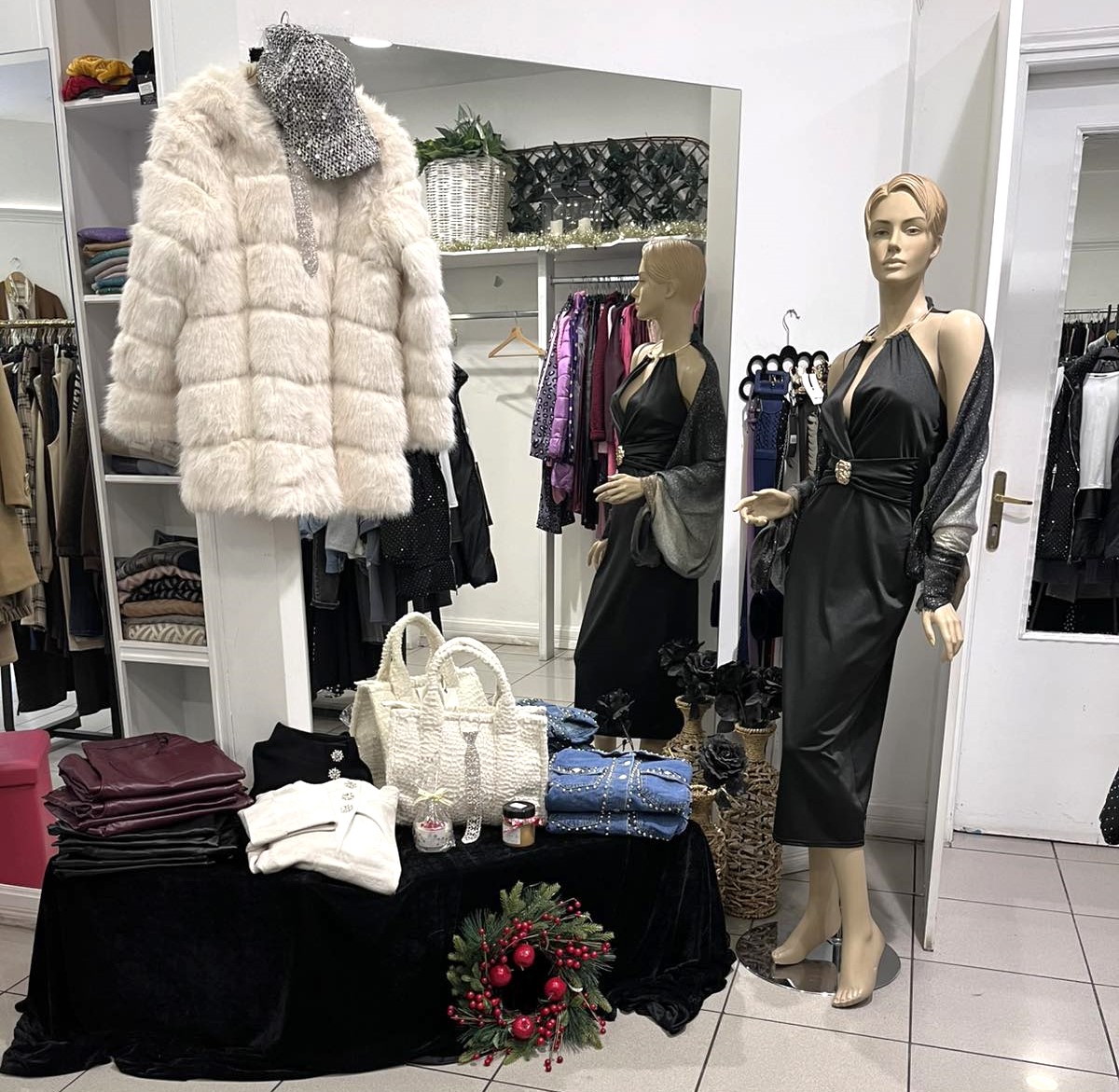 Δείτε τη λαμπερή συλλογή ρούχων του Be Queen και βρείτε το outfit σας για κάθε στιγμή των γιορτών! 3