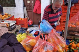 Λαϊκές αγορές: Πανελλαδική απεργία επ’ αόριστον, από 7 Ιανουαρίου 25