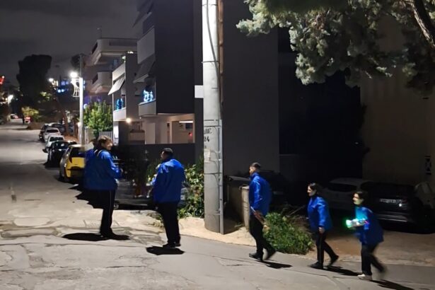 Η μουσική παρέα των Χριστουγέννων βγήκε και φέτος στις γειτονιές - Βίντεο 107