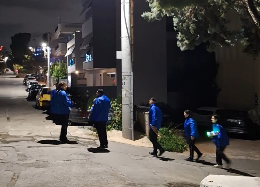 Η μουσική παρέα των Χριστουγέννων βγήκε και φέτος στις γειτονιές - Βίντεο 1