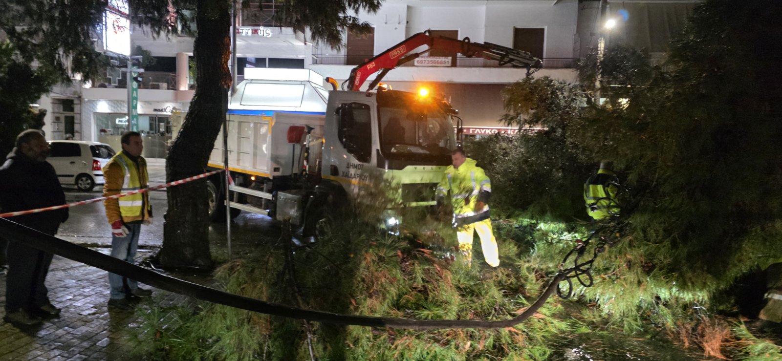 Κακοκαιρία: Τι έφερε η δύσκολη μέρα στο Χαϊδάρι - Πτώση πεύκου στο πιο πολυσύχναστο σημείο της πόλης 8 Κακοκαιρία: Τι έφερε η δύσκολη μέρα στο Χαϊδάρι - Πτώση πεύκου στο πιο πολυσύχναστο σημείο της πόλης 7