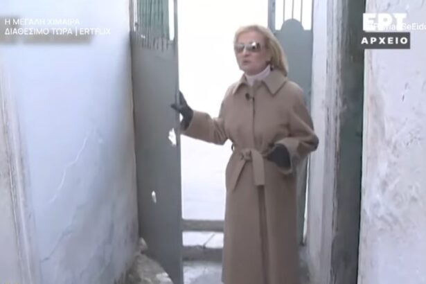 Σπάνιο υλικό: Η Βίκυ Μοσχολιού στην αυλίτσα όπου μεγάλωσε στο Αιγάλεω 115