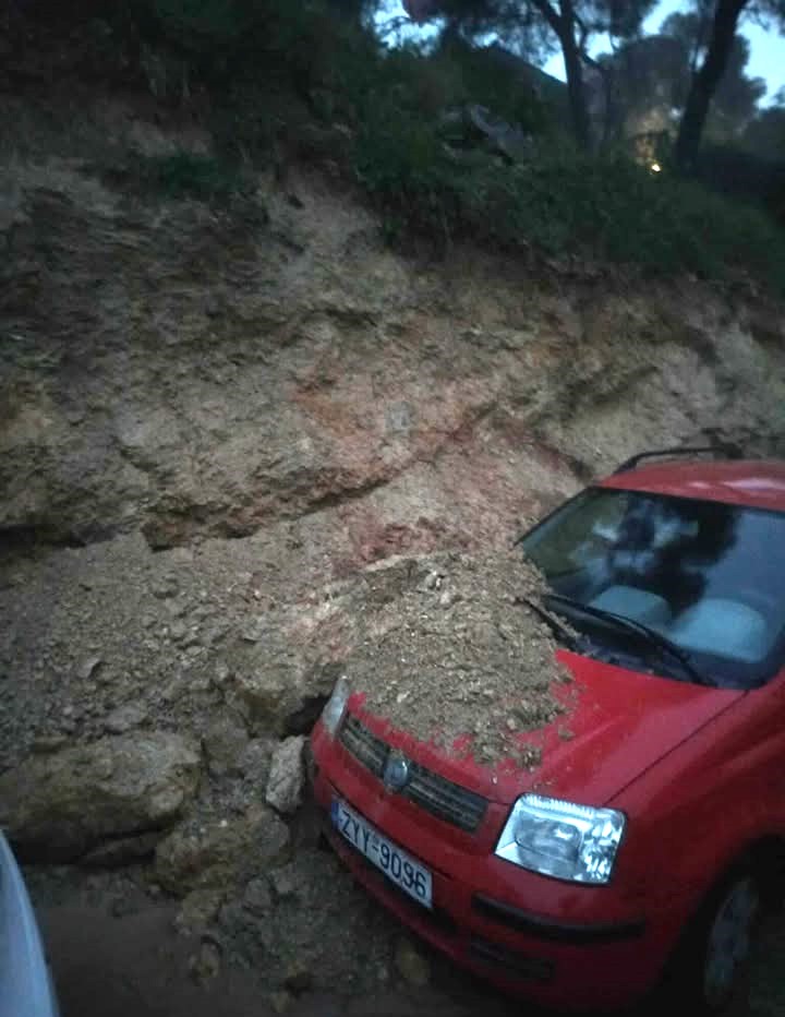 Κατολίσθηση χθες στον Προφήτη Ηλία: "Ήμουν μέσα και έπεσε βράχος στο αυτοκίνητο" 3