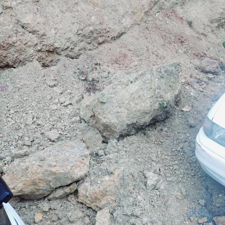 Κατολίσθηση χθες στον Προφήτη Ηλία: "Ήμουν μέσα και έπεσε βράχος στο αυτοκίνητο" 3