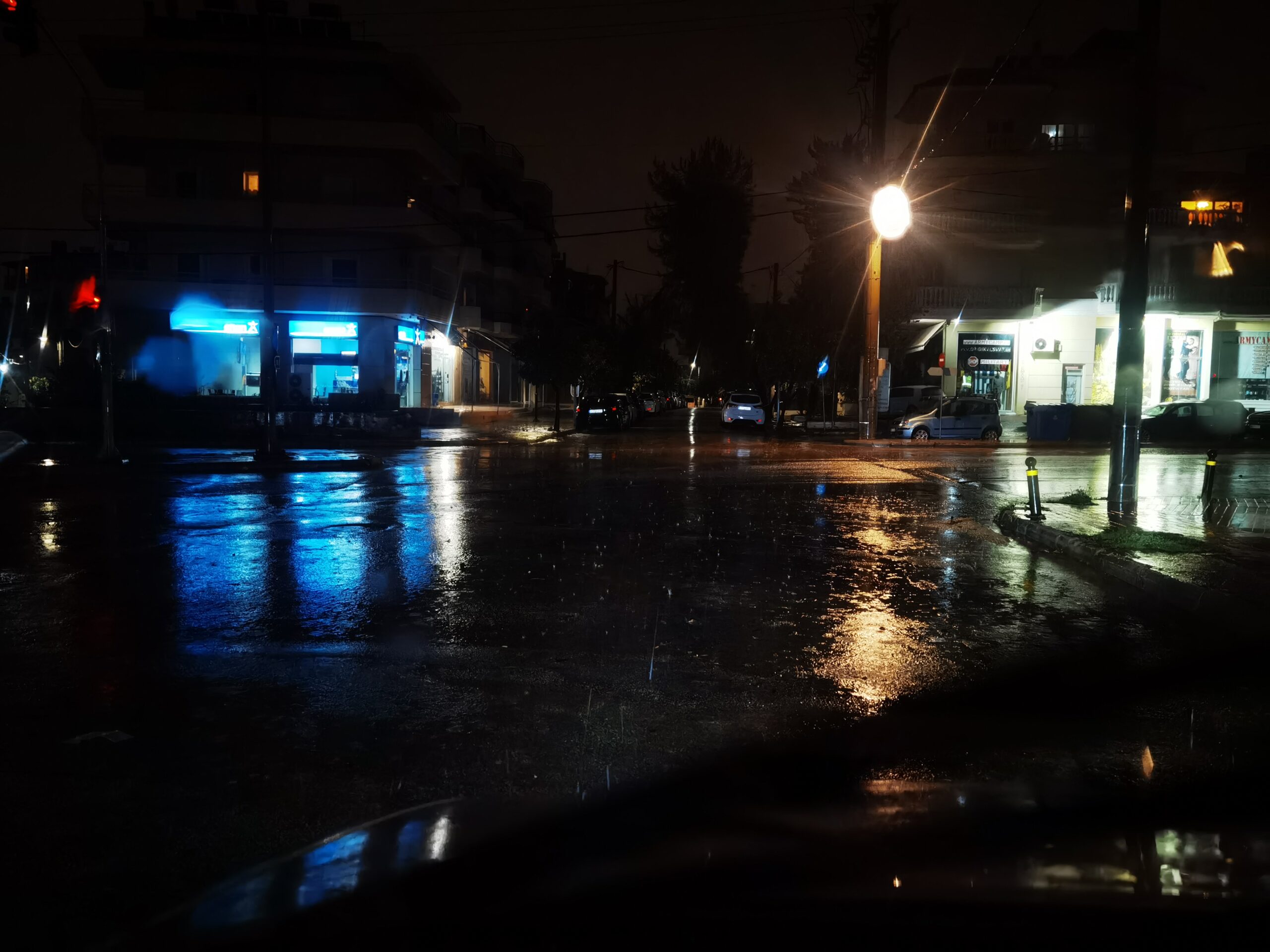 Κακοκαιρία: Τι έφερε η δύσκολη μέρα στο Χαϊδάρι - Πτώση πεύκου στο πιο πολυσύχναστο σημείο της πόλης 12 Κακοκαιρία: Τι έφερε η δύσκολη μέρα στο Χαϊδάρι - Πτώση πεύκου στο πιο πολυσύχναστο σημείο της πόλης 11