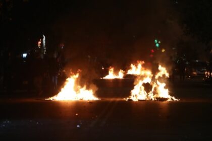 Επιχείρηση της ΕΛ.ΑΣ. στα Νεόκτιστα - Τραυματίας αστυνομικός 75