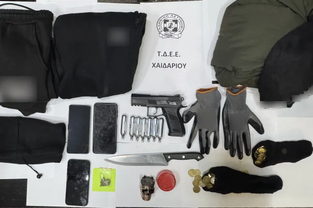 Χειροπέδες σε συμμορία ληστών - Έκρυβαν οπλισμό σε σχολείο! 113