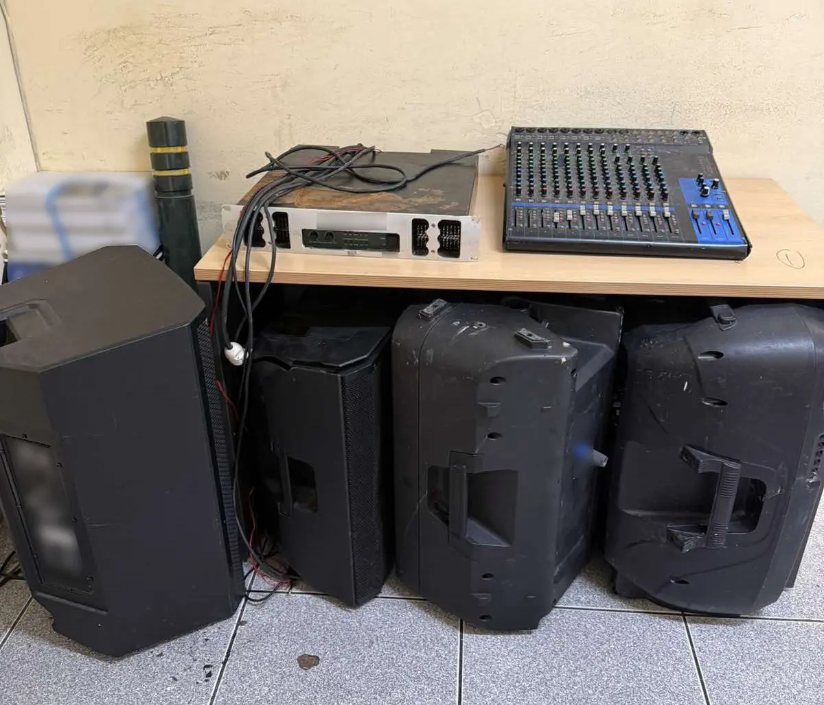 Έφοδος της ΕΛΑΣ σε σπίτι, κατασχέθηκαν ηχεία υψηλής ισχύος 159