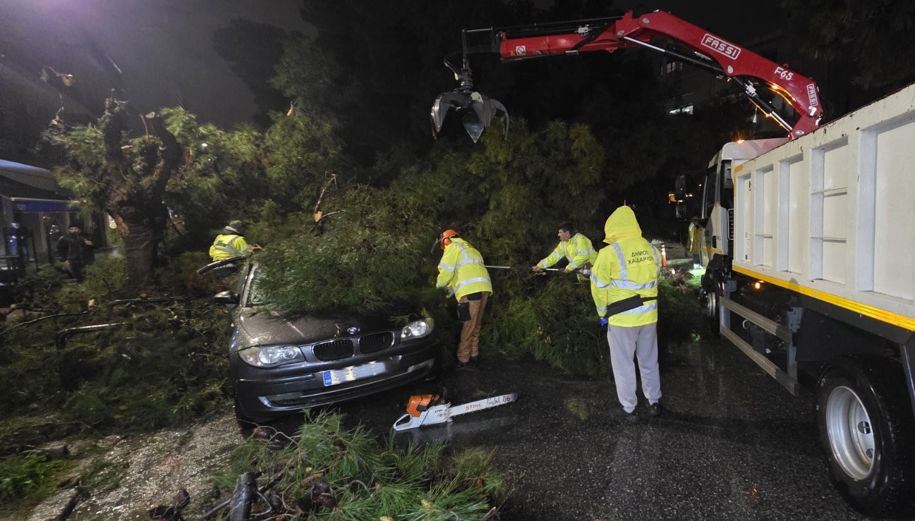 Κακοκαιρία: Τι έφερε η δύσκολη μέρα στο Χαϊδάρι - Πτώση πεύκου στο πιο πολυσύχναστο σημείο της πόλης 3