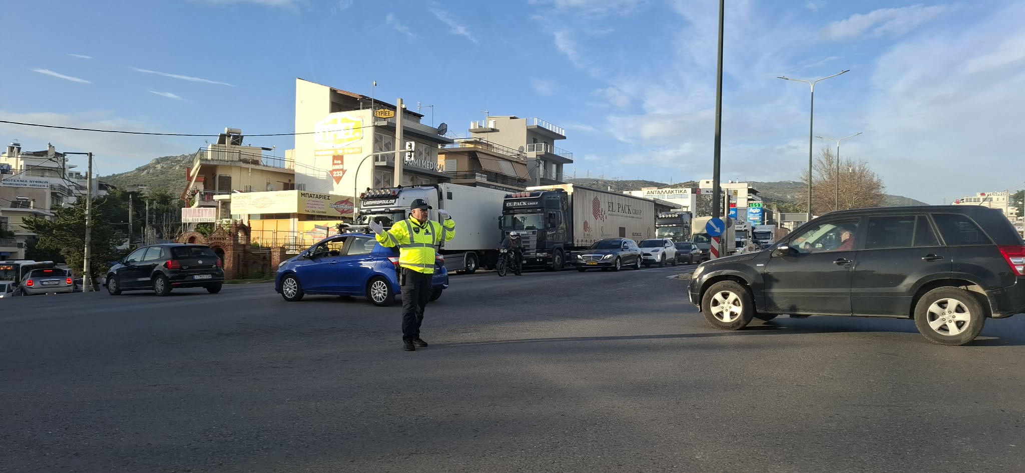 Πνίγεται στην κίνηση το Χαϊδάρι - Πλημμύρα αυτοκινήτων στους δρόμους 3