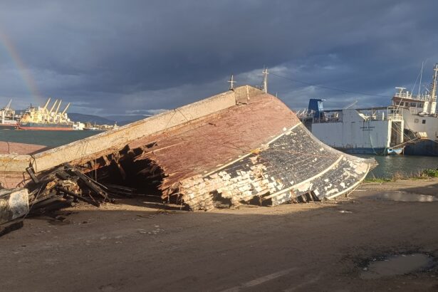 Εγκατέλειψαν καμένο σαπιοκάραβο από τη Μαρίνα Ζέας στην Ελευσίνα! 111