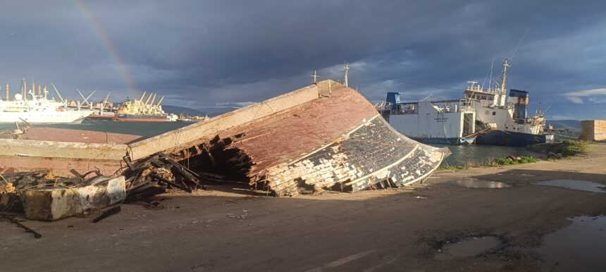 Εγκατέλειψαν καμένο σαπιοκάραβο από τη Μαρίνα Ζέας στην Ελευσίνα! 1