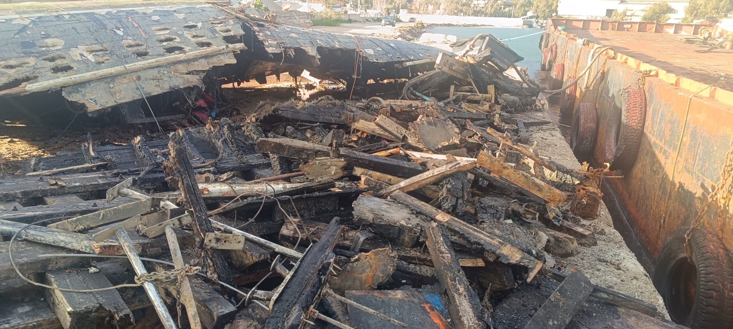 Εγκατέλειψαν καμένο σαπιοκάραβο από τη Μαρίνα Ζέας στην Ελευσίνα! 3