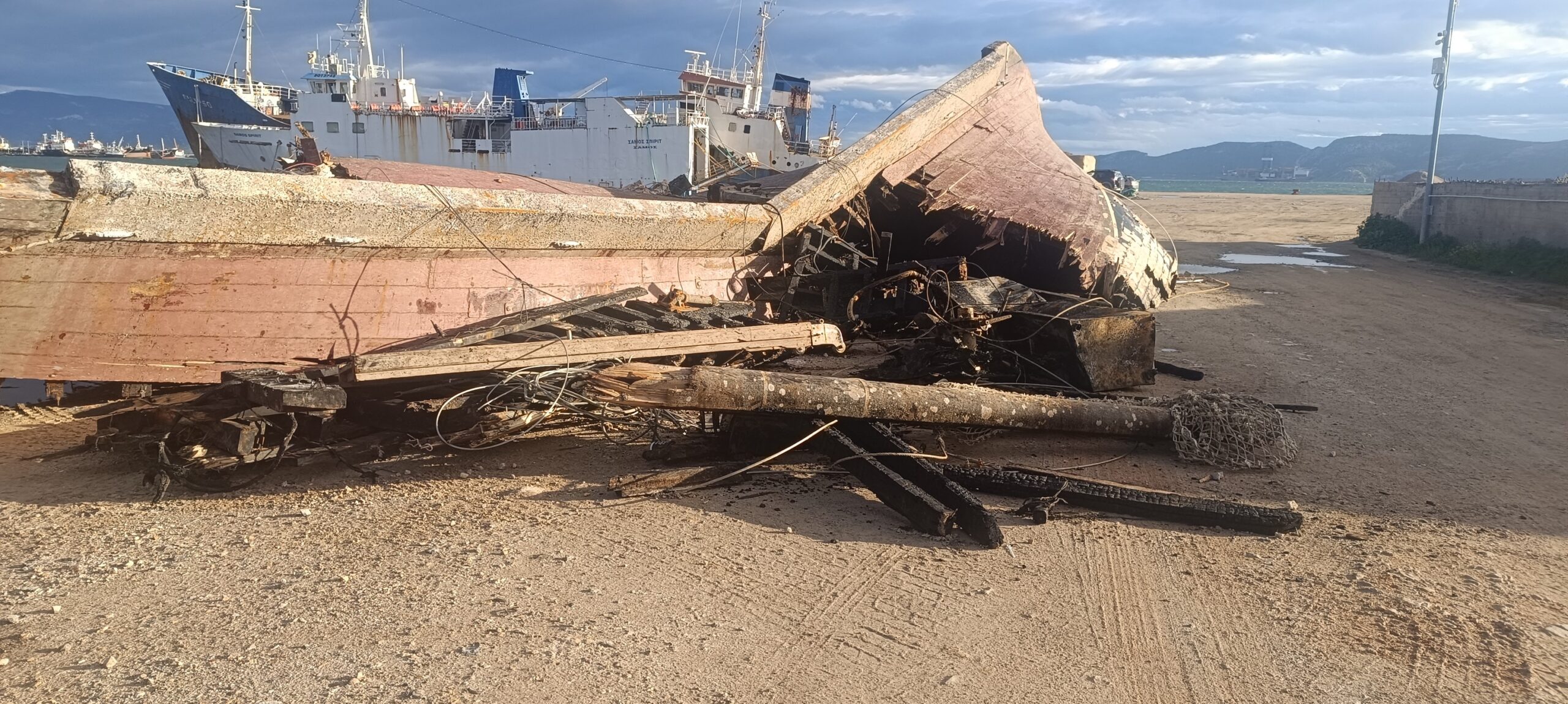 Εγκατέλειψαν καμένο σαπιοκάραβο από τη Μαρίνα Ζέας στην Ελευσίνα! 5