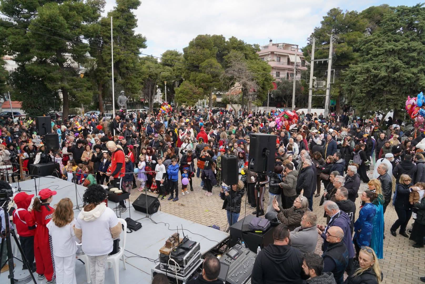 Πολύς κόσμος, Κουτσούμπας και άφθονο κέφι στην αποκριάτικη παρέλαση του Χαϊδαρίου 8 Πολύς κόσμος, Κουτσούμπας και άφθονο κέφι στην αποκριάτικη παρέλαση του Χαϊδαρίου 7