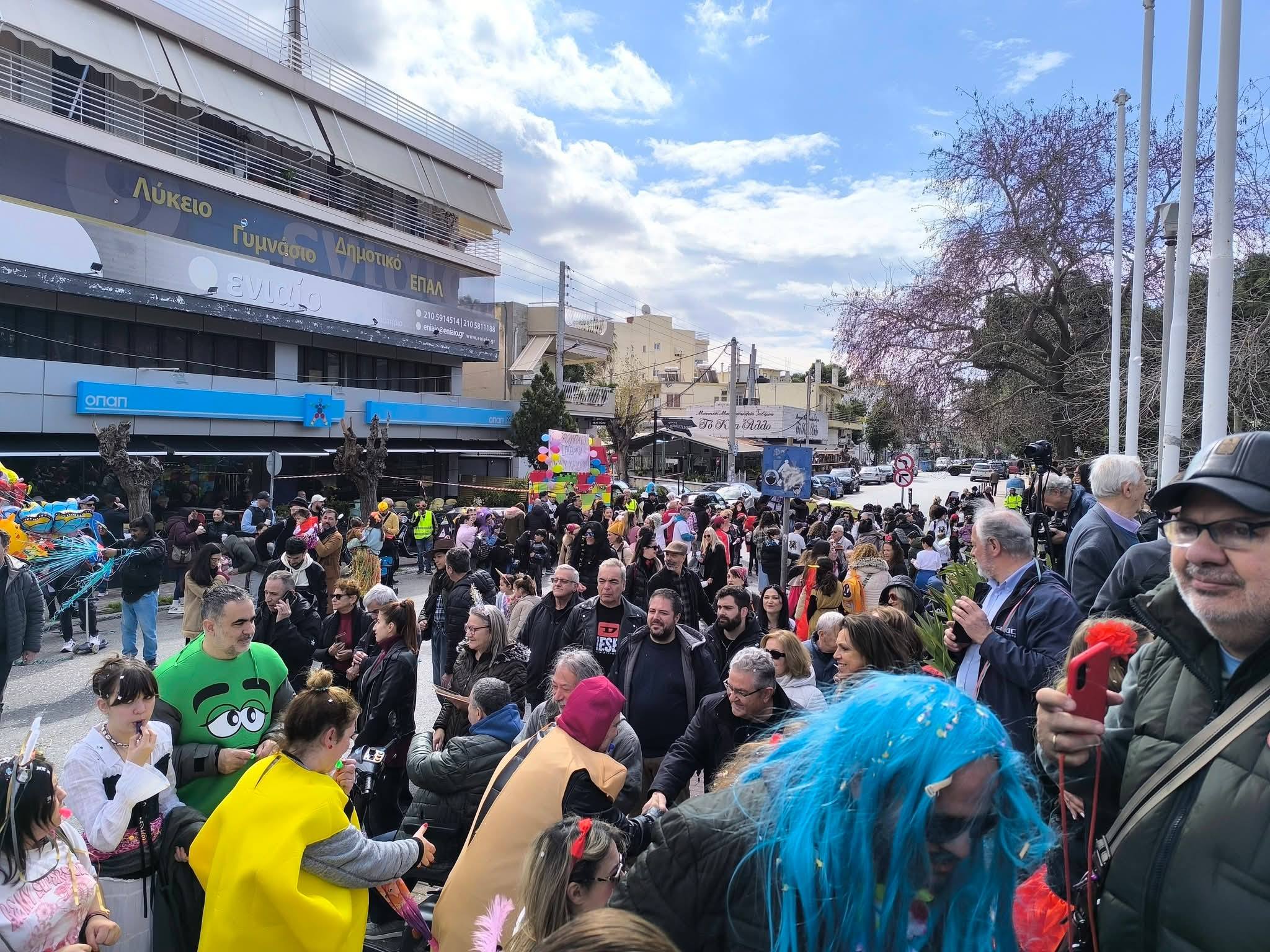 Πολύς κόσμος, Κουτσούμπας και άφθονο κέφι στην αποκριάτικη παρέλαση του Χαϊδαρίου 6 Πολύς κόσμος, Κουτσούμπας και άφθονο κέφι στην αποκριάτικη παρέλαση του Χαϊδαρίου 5