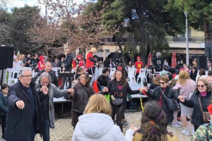 Πολύς κόσμος, Κουτσούμπας και άφθονο κέφι στην αποκριάτικη παρέλαση του Χαϊδαρίου 87