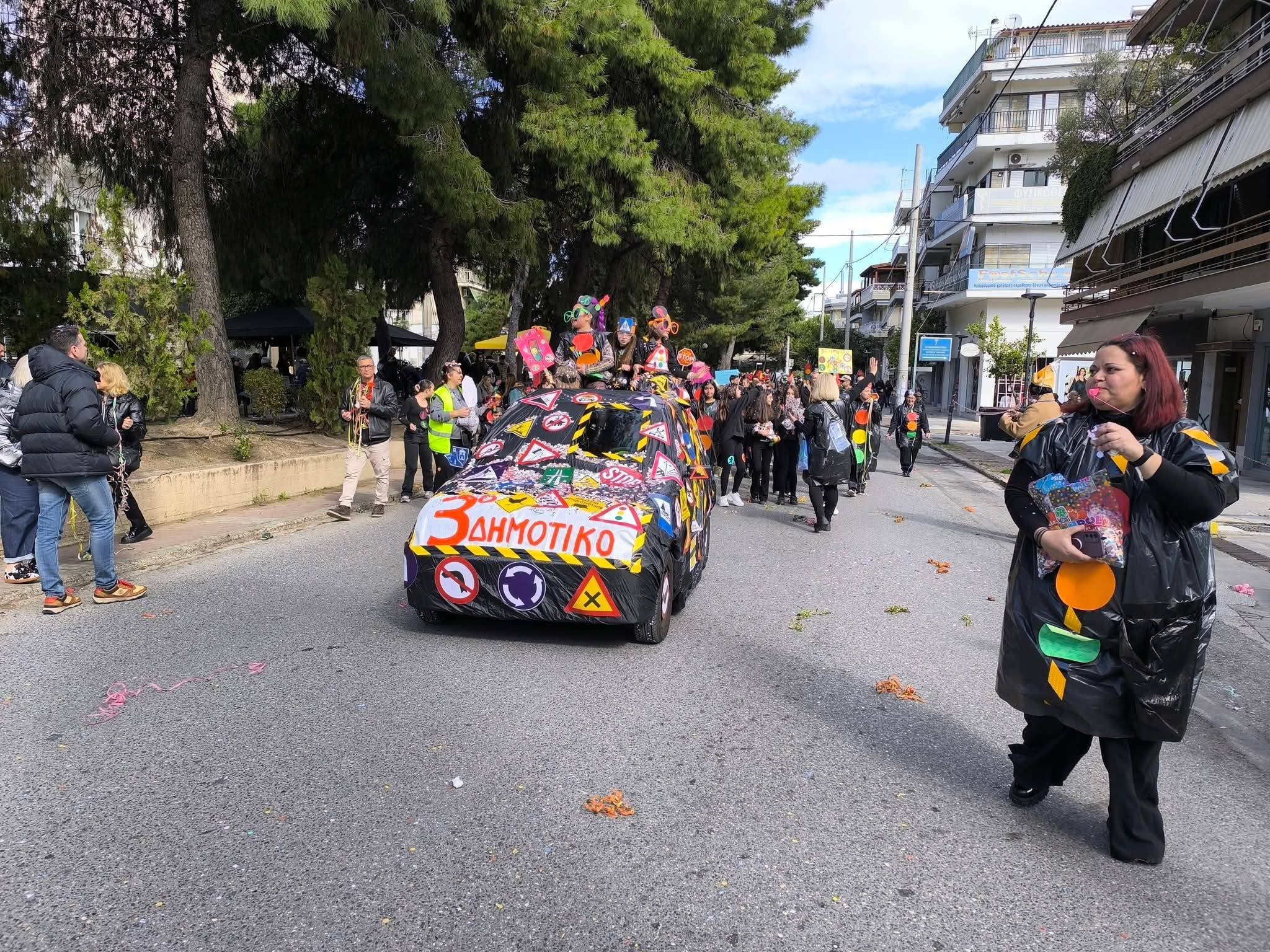 Πολύς κόσμος, Κουτσούμπας και άφθονο κέφι στην αποκριάτικη παρέλαση του Χαϊδαρίου 12 Πολύς κόσμος, Κουτσούμπας και άφθονο κέφι στην αποκριάτικη παρέλαση του Χαϊδαρίου 11
