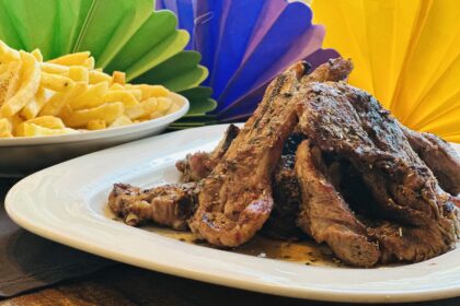 Γλέντι Τσικνοπέμπτης με ψητά, κιθάρα-μπουζούκι, τζάκια, μέσα στο πράσινο - Από το μεσημέρι 105