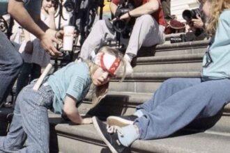 8χρονη άφησε το αμαξίδιό της, σύρθηκε 83 σκαλιά και άλλαξε την Αμερική για πάντα 23