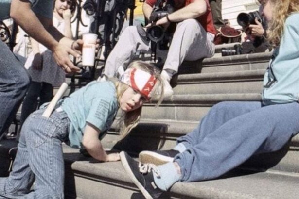 8χρονη άφησε το αμαξίδιό της, σύρθηκε 83 σκαλιά και άλλαξε την Αμερική για πάντα 113