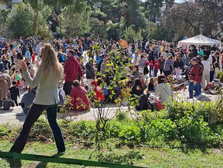 Γέμισε από μικρούς μασκαράδες η Πλατεία Δημήτρη Σκαμπά 1