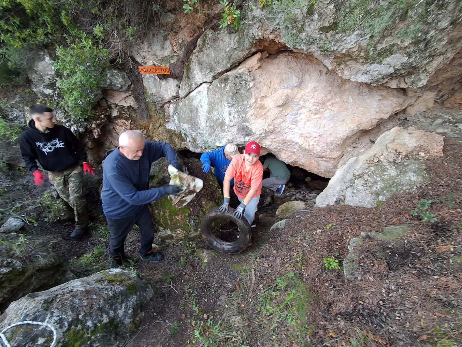 Εθελοντές καθάρισαν την "κόπρο του Αυγεία" από τη σπηλαιοπηγή Ζαστάνι στο Ποικίλο Όρος 8 Εθελοντές καθάρισαν την "κόπρο του Αυγεία" από τη σπηλαιοπηγή Ζαστάνι στο Ποικίλο Όρος 7