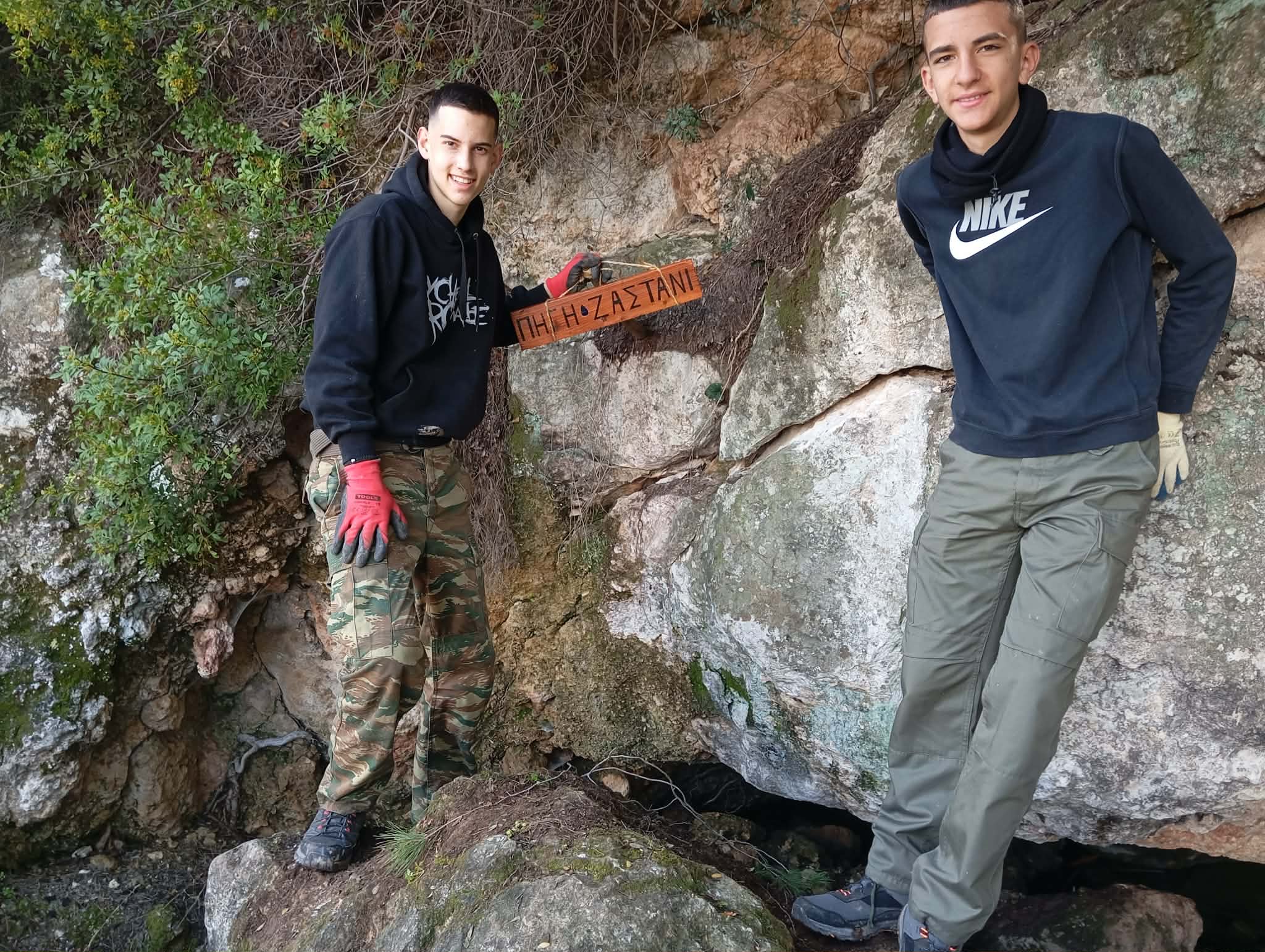 Εθελοντές καθάρισαν την "κόπρο του Αυγεία" από τη σπηλαιοπηγή Ζαστάνι στο Ποικίλο Όρος 4 Εθελοντές καθάρισαν την "κόπρο του Αυγεία" από τη σπηλαιοπηγή Ζαστάνι στο Ποικίλο Όρος 3