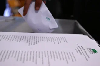 Κοσμοσυρροή στην εκλογή συνέδρων ΠΑΣΟΚ στο Χαϊδάρι - Οι 11 που εκλέγονται και όλη η σταυροδοσία 23