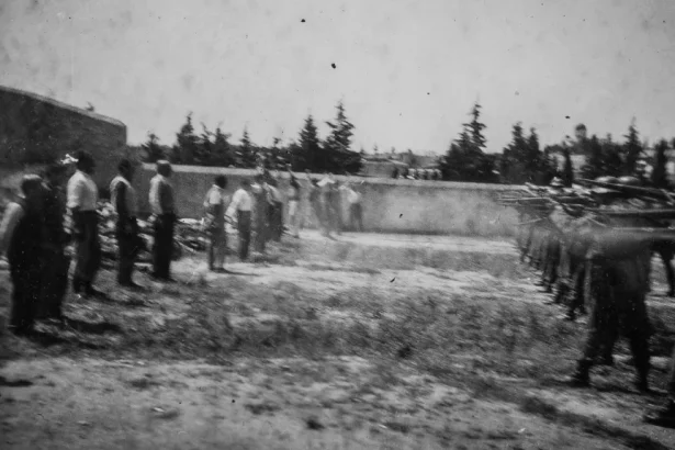 Συγκλονιστική φωτογραφία: Καισαριανή, η στιγμή της εκτέλεσης - Κοιτώντας τον θάνατο κατάματα 113