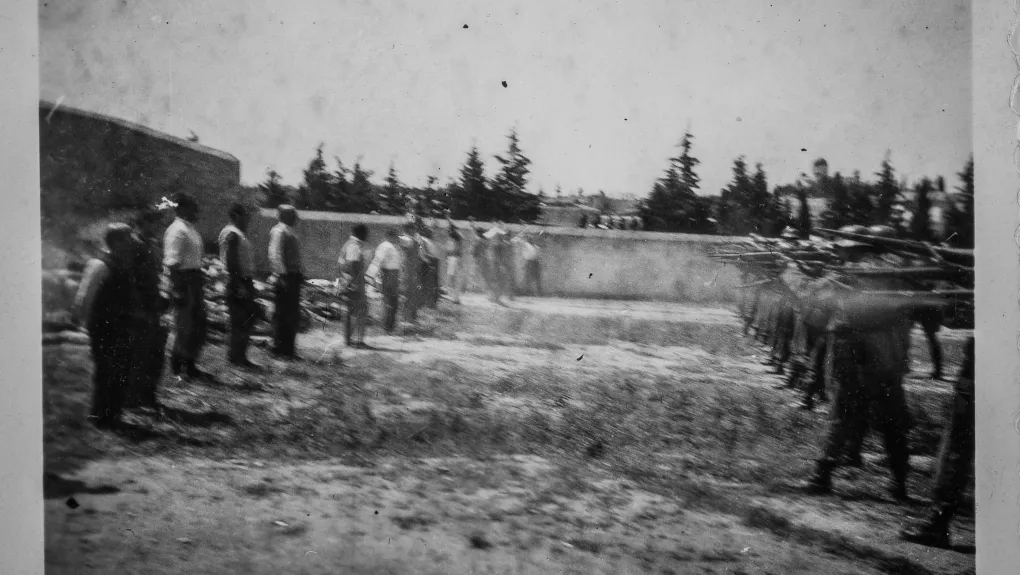 Συγκλονιστική φωτογραφία: Καισαριανή, η στιγμή της εκτέλεσης - Κοιτώντας τον θάνατο κατάματα 3