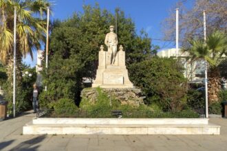 Σάλος στην Ελευσίνα: Ακούστηκε ύμνος της 21ης Απριλίου στην κατάθεση στεφάνων 23