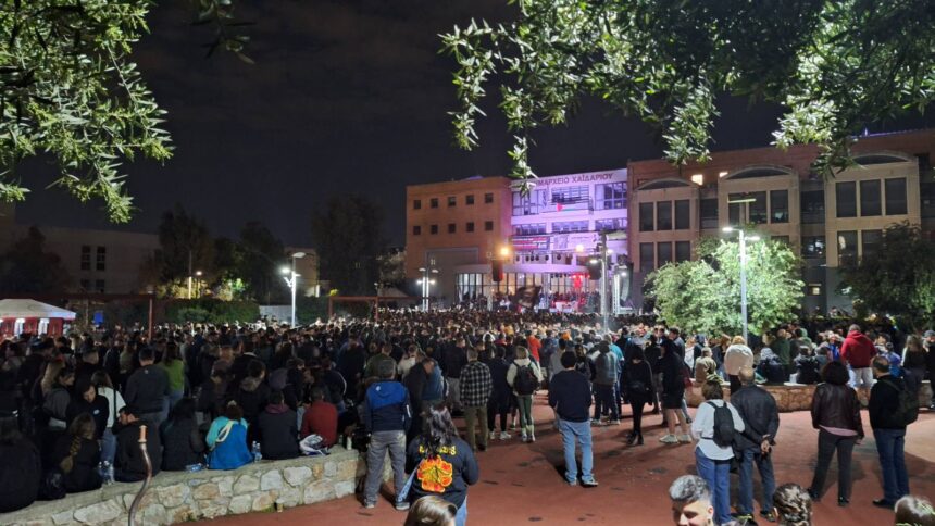 Πλήθος νέου κόσμου στη συναυλία για τον Παύλο Φύσσα 15