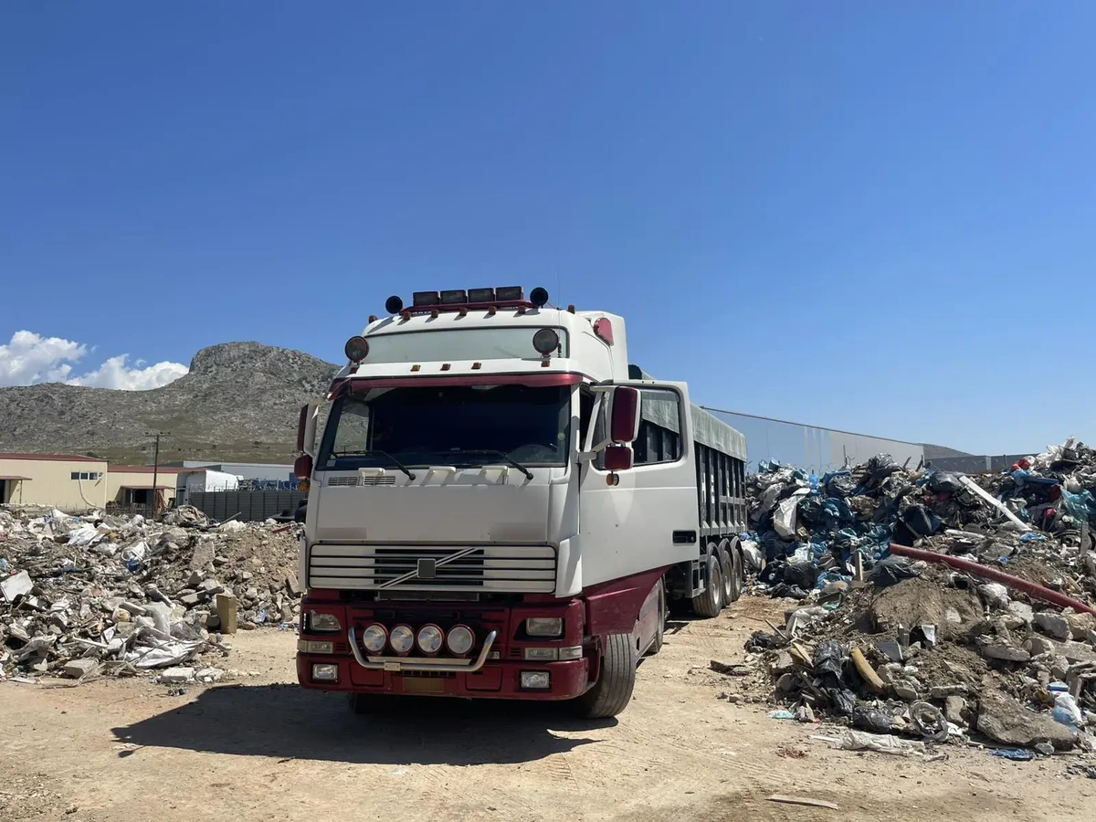 Μεγάλη αστυνομική επιχείρηση σε οικισμό στον Ασπρόπυργο – Έκρυβαν σε βόθρο καραμπίνες και πινακίδες, 10 συλλήψεις 5