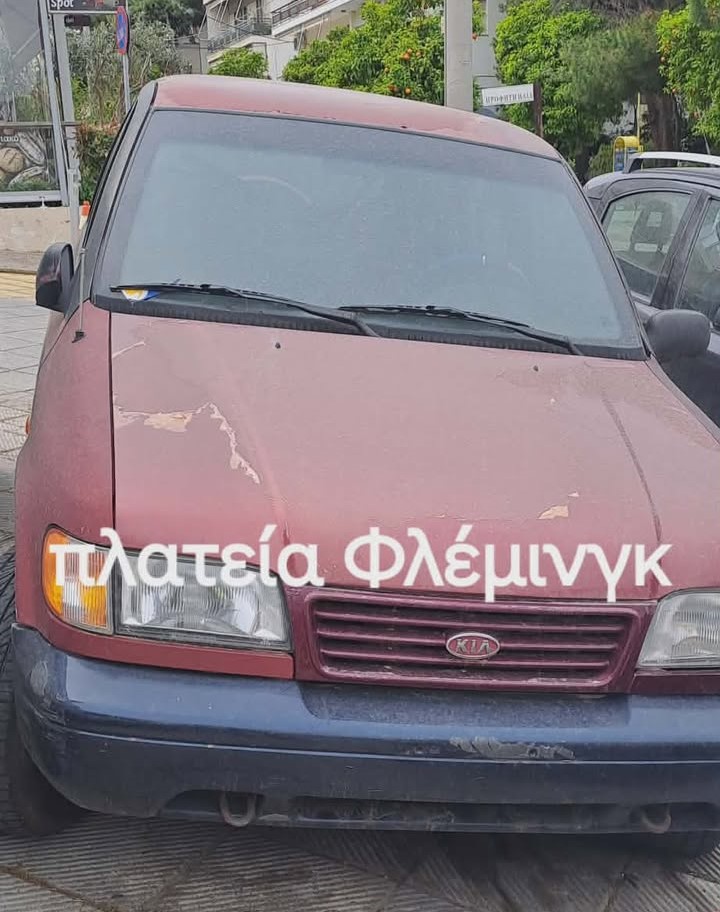 "Η πλατεία έχει μετατραπεί σε χωματερή παροπλισμένων αυτοκινήτων" 1