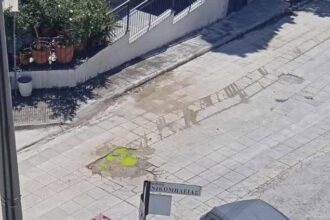 Διαρροή λυμάτων και μόλυνση σε κεντρικό δρόμο, δίπλα σε σχολείο 25