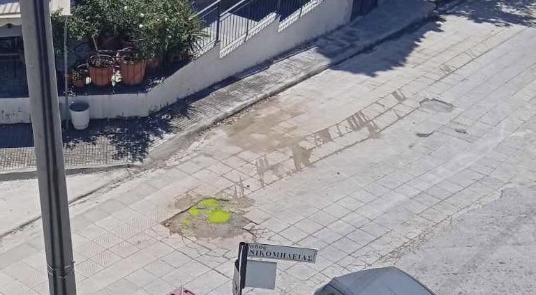 Διαρροή λυμάτων και μόλυνση σε κεντρικό δρόμο, δίπλα σε σχολείο 1