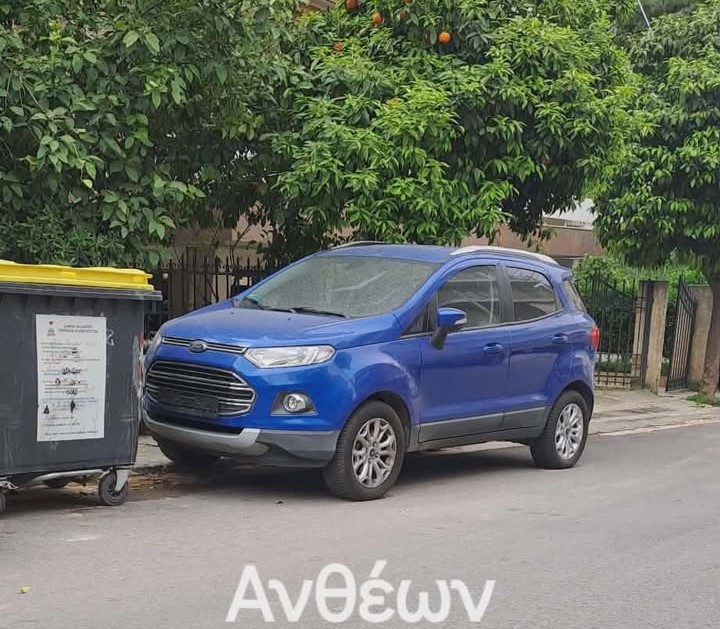 "Η πλατεία έχει μετατραπεί σε χωματερή παροπλισμένων αυτοκινήτων" 5