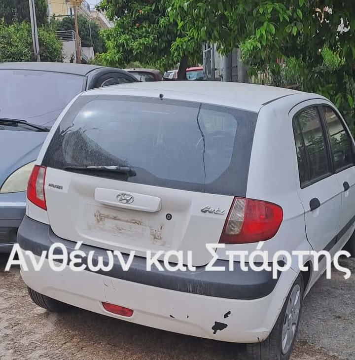 "Η πλατεία έχει μετατραπεί σε χωματερή παροπλισμένων αυτοκινήτων" 7