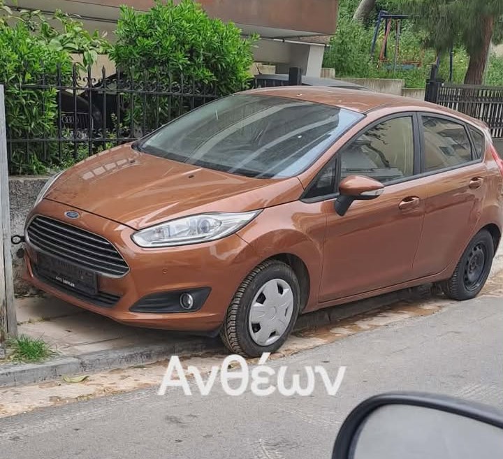 "Η πλατεία έχει μετατραπεί σε χωματερή παροπλισμένων αυτοκινήτων" 9