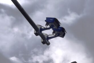 Οι κάμερες της Λεωφόρου Αθηνών "εισβάλλουν" στην καθημερινότητά μας - Μαύρο ή άσπρο; 25