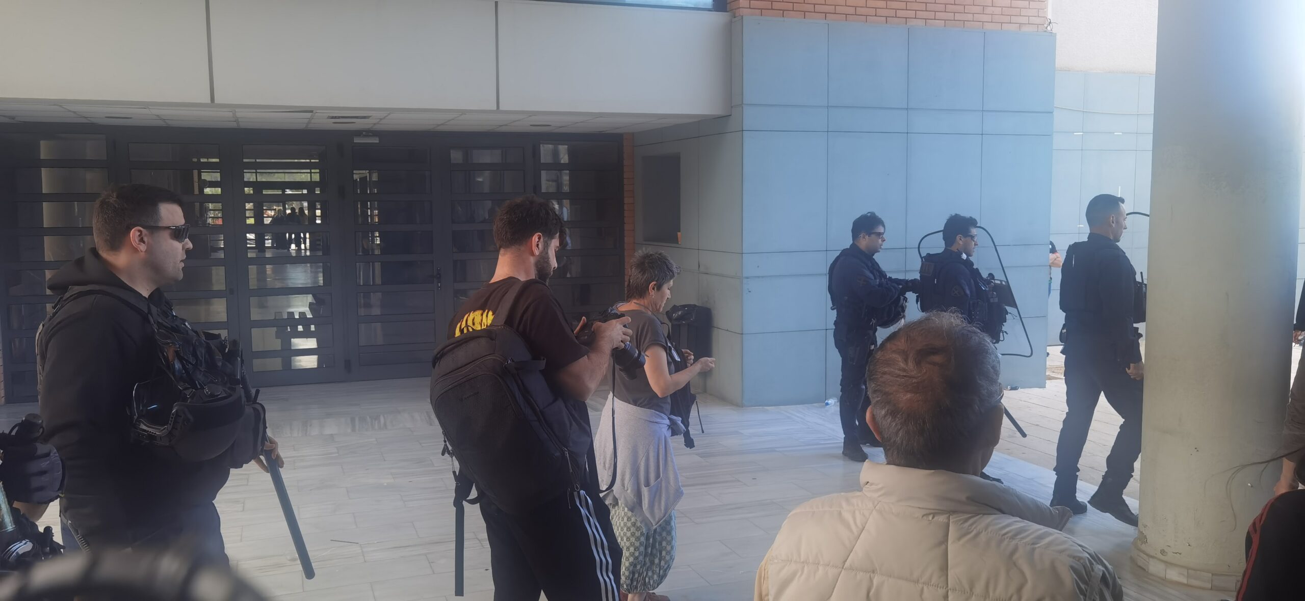 Επεισόδια και χημικά στο Δημαρχείο Χαϊδαρίου 11