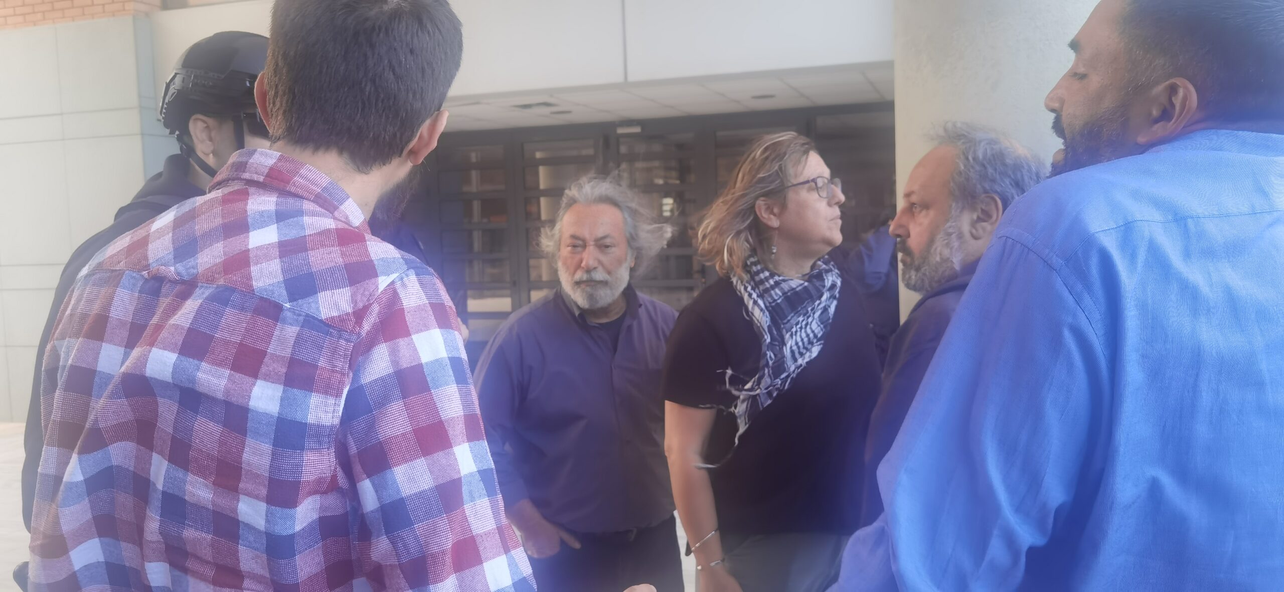 Επεισόδια και χημικά στο Δημαρχείο Χαϊδαρίου 9