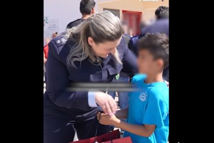 Κοντά σε παιδάκια Ρομά η Ελληνική Αστυνομία, με μήνυμα αγάπης και αλληλεγγύης - Βίντεο 79