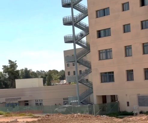 Θεμελιώθηκαν δύο νέα κτήρια στο "Αττικόν", με υπόσχεση Γεωργιάδη για τέλος των ράντζων 113